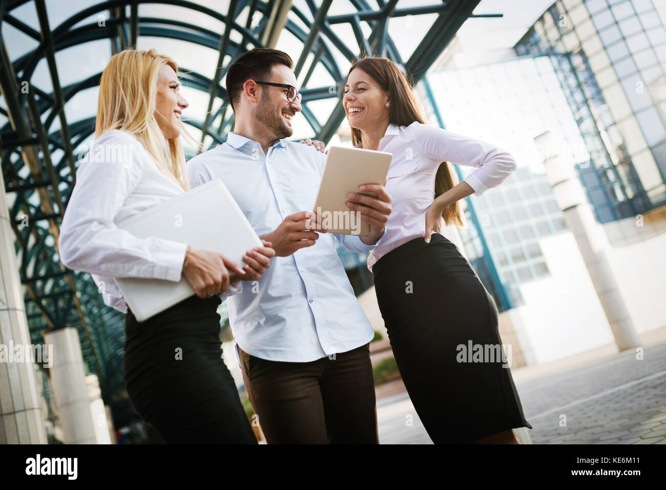 Bild von jungen attraktiven Geschäftspartner stehen Stockfoto