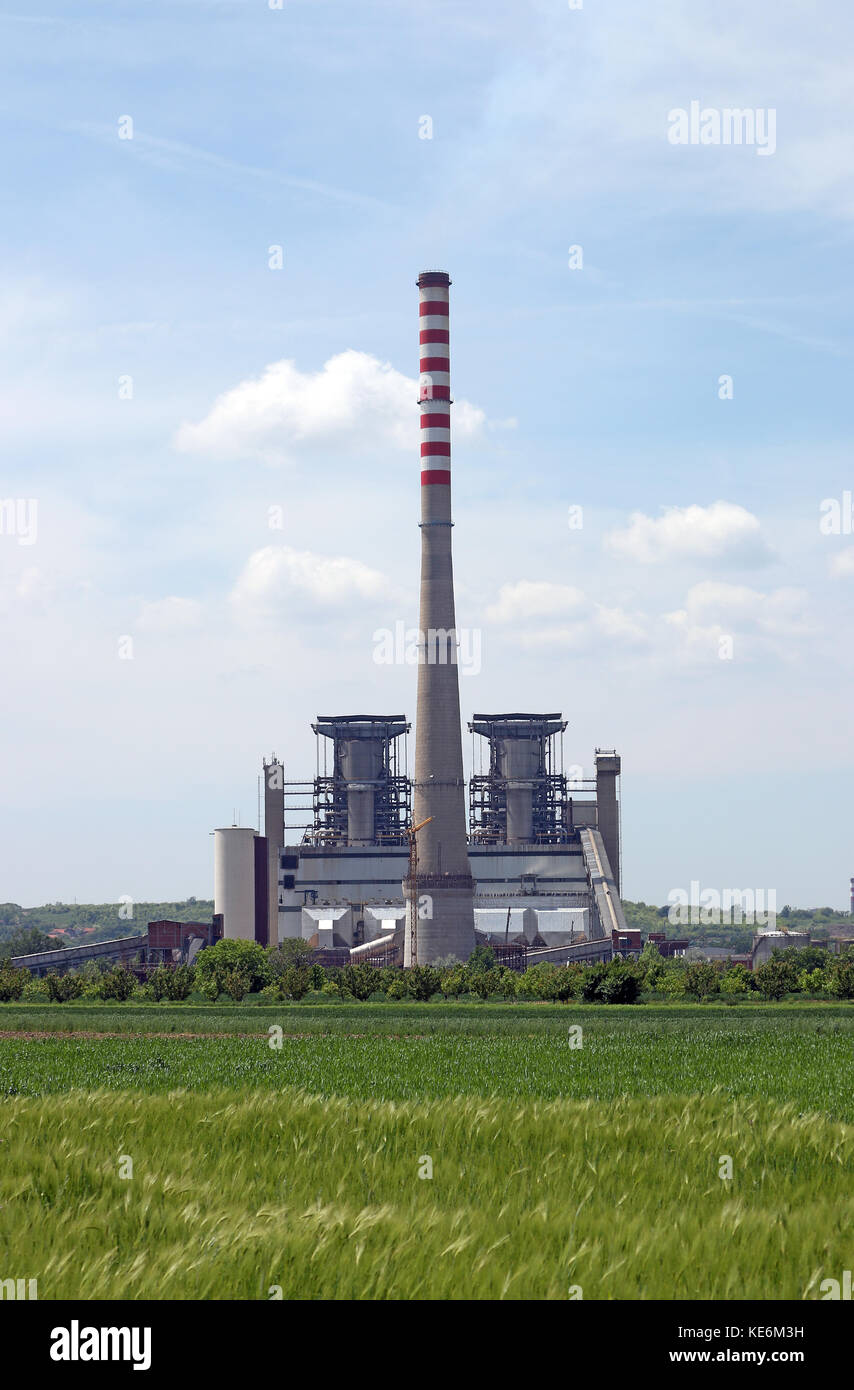 Thermisches Kraftwerk auf dem Feld Stockfoto