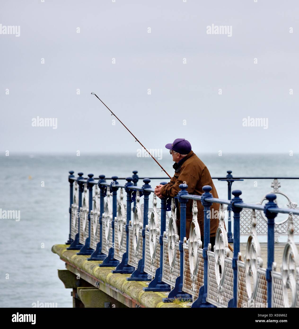 Ein älterer älterer Mann Meer angeln auf Swanage pier Dorset England UK Stockfoto