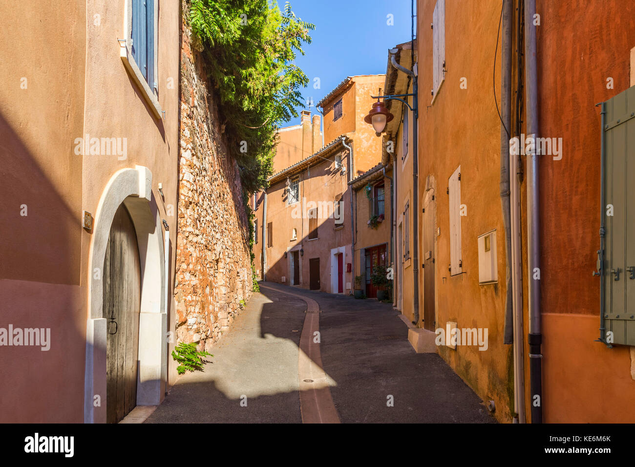 Bunte rote Straßen von Roussillon Dorf in Frankreich Stockfoto