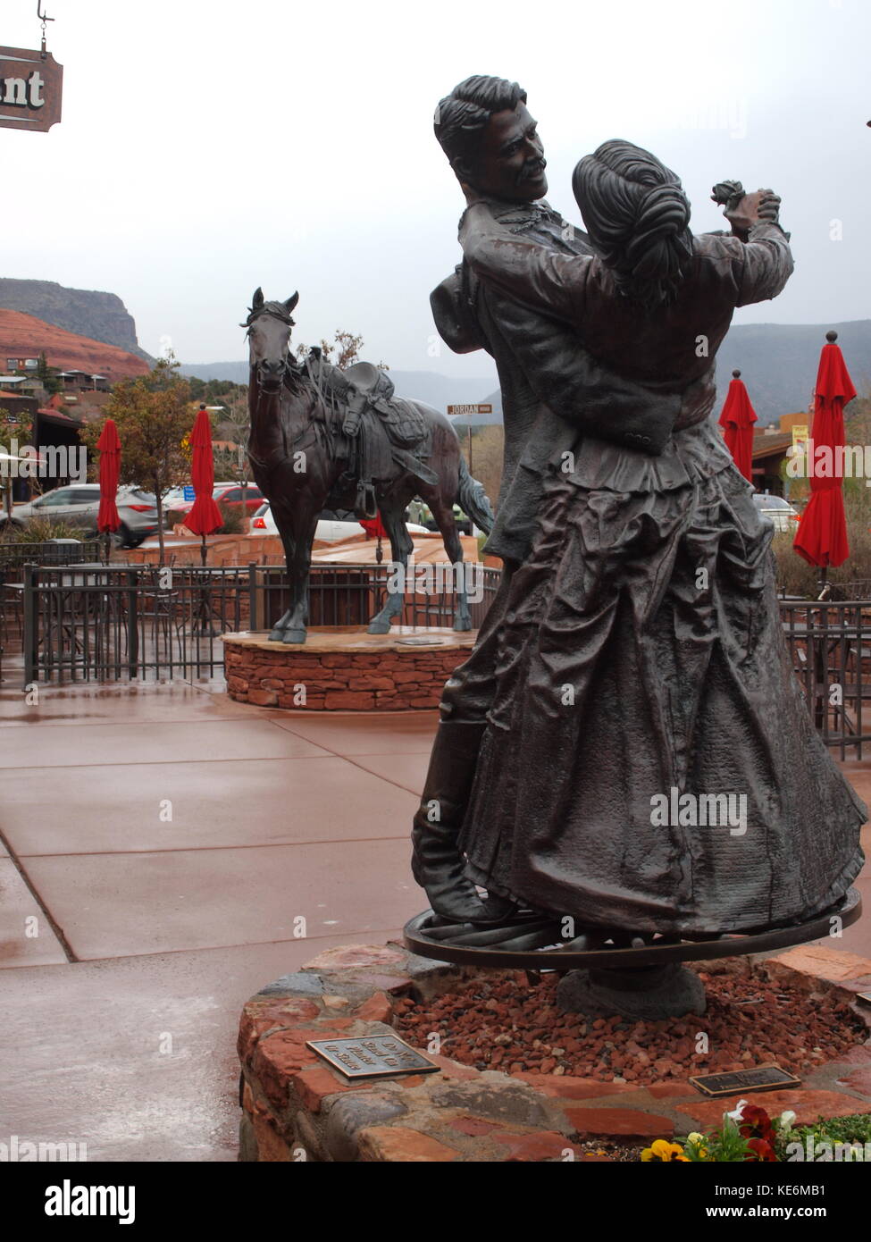 Sedona, Arizona, 2017 bei Regen Sturm mit Bronze Skulpturen der westlichen Paar. Stockfoto