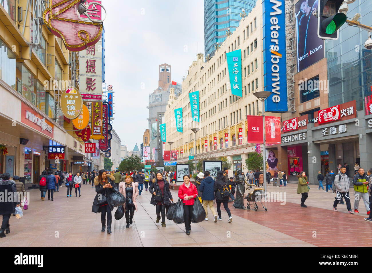 Shanghai, China - Dec 28, 2016: Menschen zu Fuß auf nanjiing Straße in der Innenstadt von Shanghai. Die Gegend ist das wichtigste Einkaufsviertel der Stadt und einer der Stockfoto
