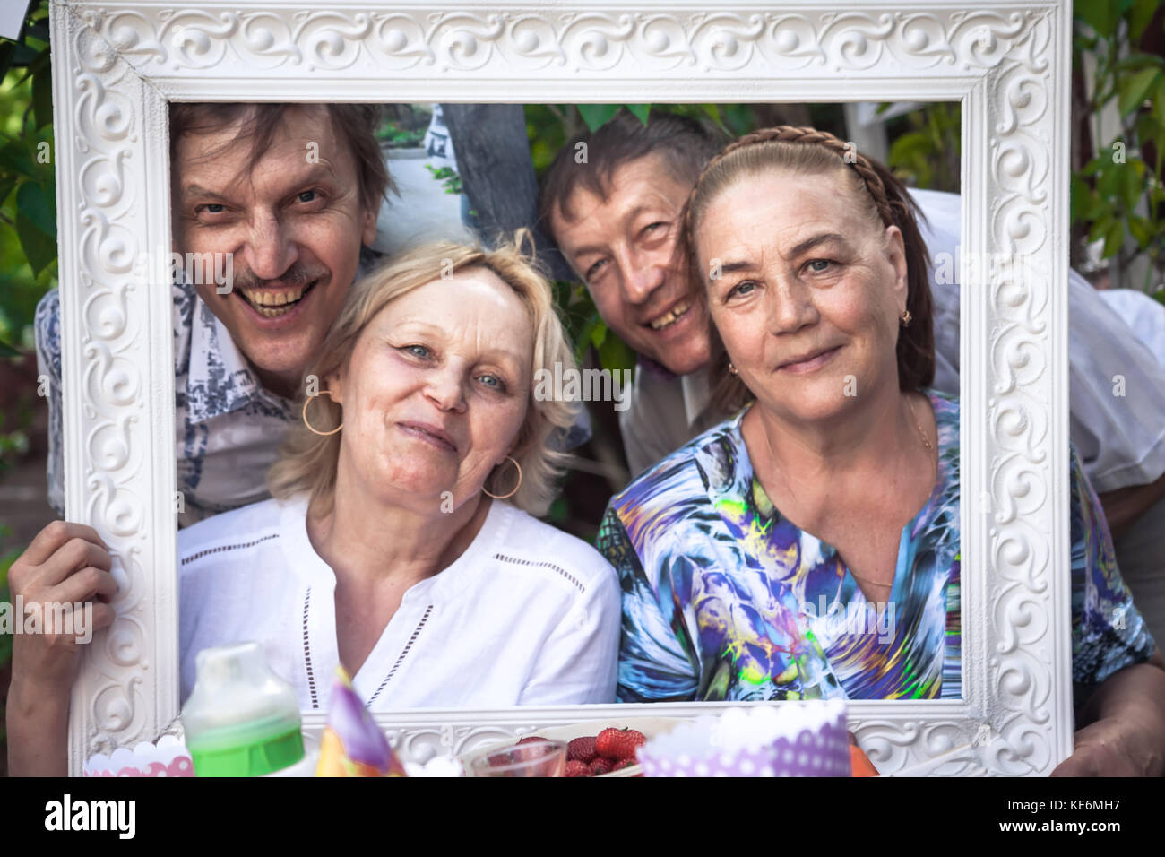 Gruppe der Umarmung fröhliche aktive Senioren Spaß am Hinterhof Partei Stockfoto