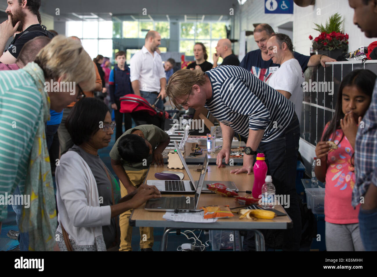 Die Leute, die die Cambridge Himbeermarmelade, Uk - Treffen - für jedermann in der Raspberry Pi Computer, Programmierung und Kodierung Workshops interessieren, daran Stockfoto