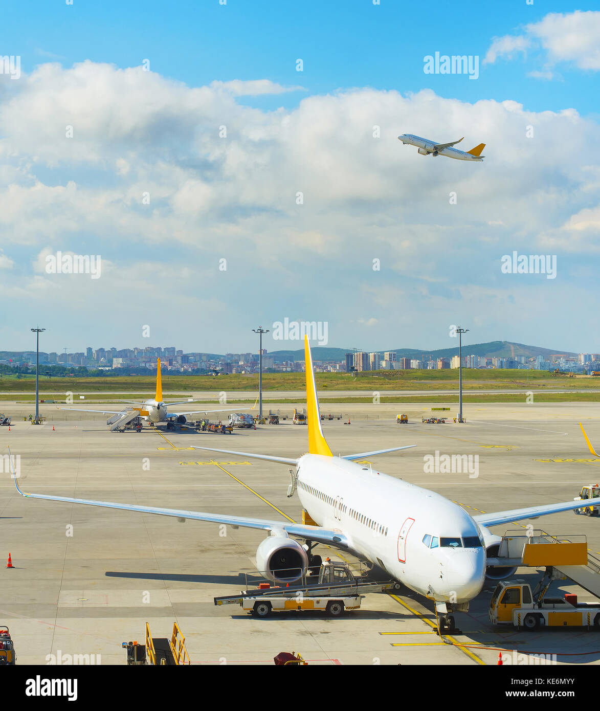 Dem Flugzeug nehmen Sie am Flughafen, während die andere Ebene unter der Belastung Stockfoto