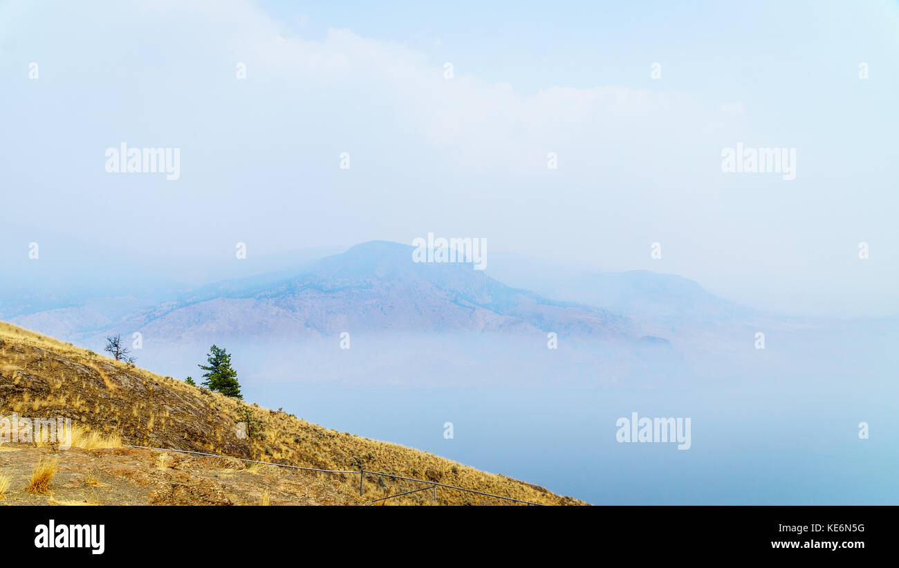Rauch hängt über Kamloops Lake im Zentrum von British Columbia. Der Rauch stammt von den vielen Waldbränden im Sommer 2017 Stockfoto