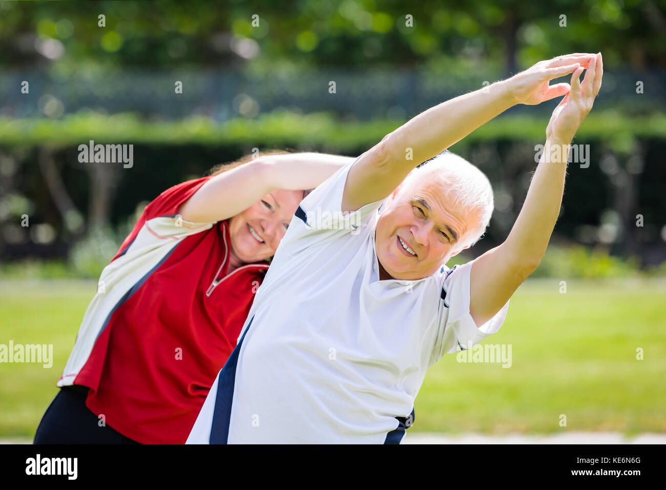 Foto von Senior Paar trainieren gemeinsam im Park Stockfoto