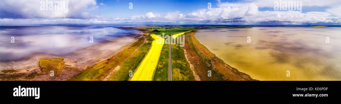 Panorama der 2 nahegelegenen Seen auf victorial Vulkanische Ebenen Feuchtgebiete - See Gnarpurt und See Condamine - hypersaline endorheic See in Australien. Stockfoto