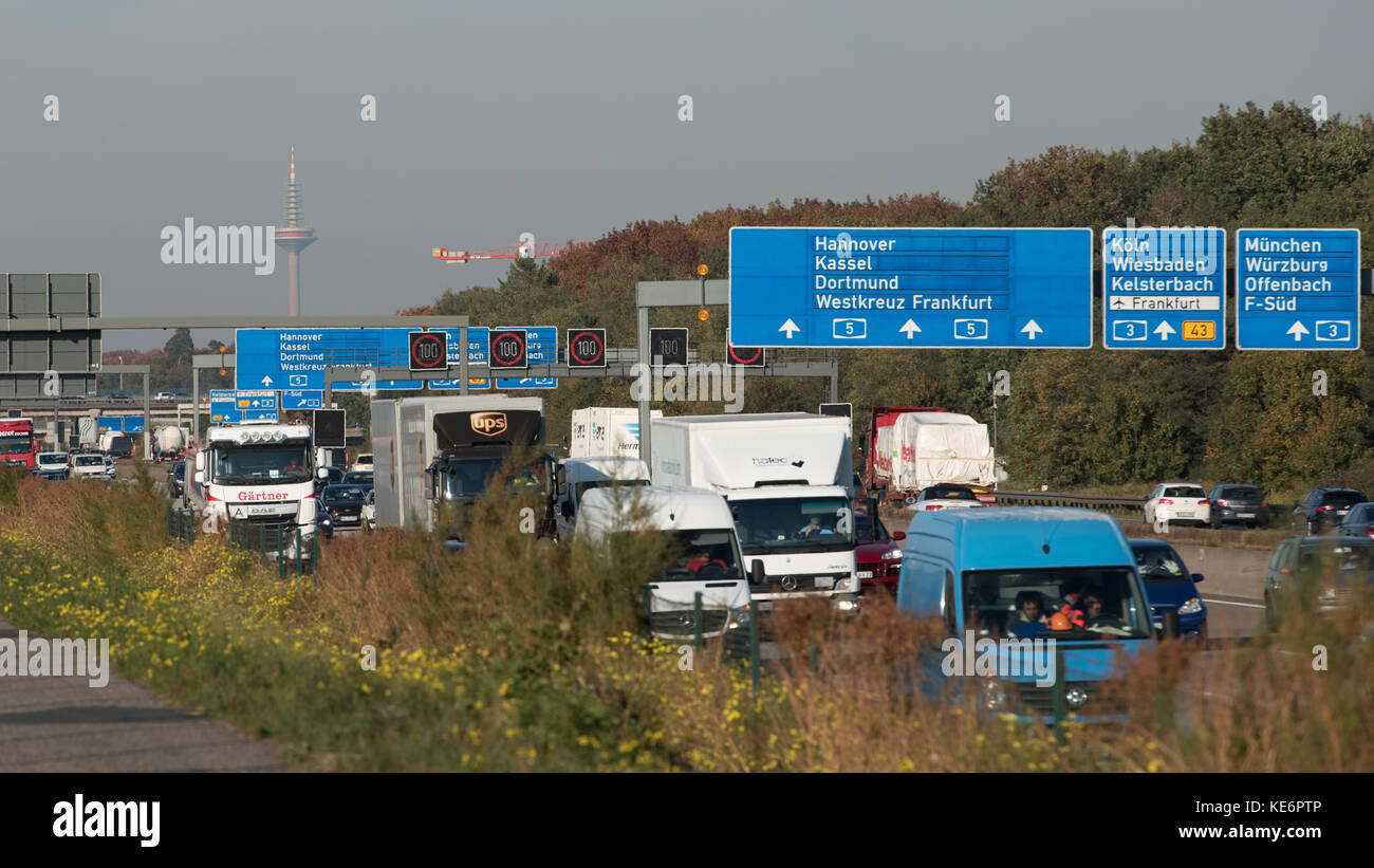 Reisen, Deutschland, Hessen, Frankfurt am Main, Flughafen, Oktober 18. Stau auf der A5 in Richtung Stuttgart am Frankfurter Flughafen. (Foto von Ulric Stockfoto