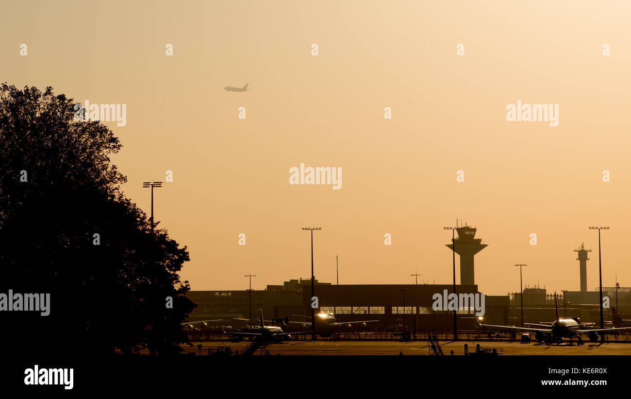 Reisen, Deutschland, Hessen, Frankfurt am Main, Flughafen, Oktober 18. Ein Flugzeug in der untergehenden Sonne im Gegenlicht. (Foto von Ulrich Roth, w Stockfoto