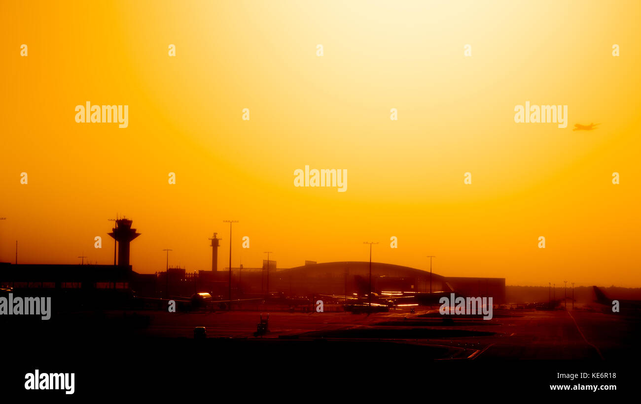 Reisen, Deutschland, Hessen, Frankfurt am Main, Flughafen, Oktober 18. Ein Flieger in der untergehenden Sonne im Gegenlicht. (Foto von Ulrich Roth, ww Stockfoto