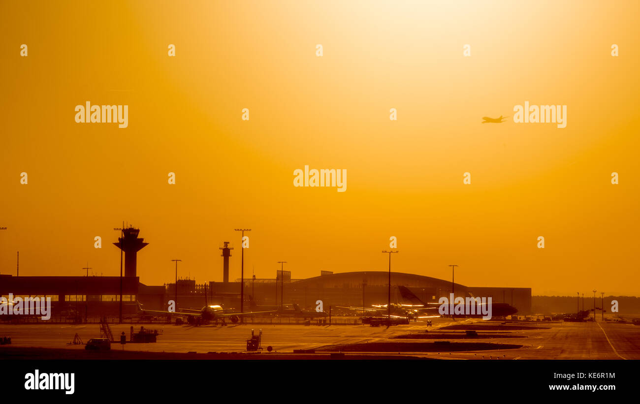 Reisen, Deutschland, Hessen, Frankfurt am Main, Flughafen, Oktober 18. Ein Flieger in der untergehenden Sonne im Gegenlicht. (Foto von Ulrich Roth, ww Stockfoto