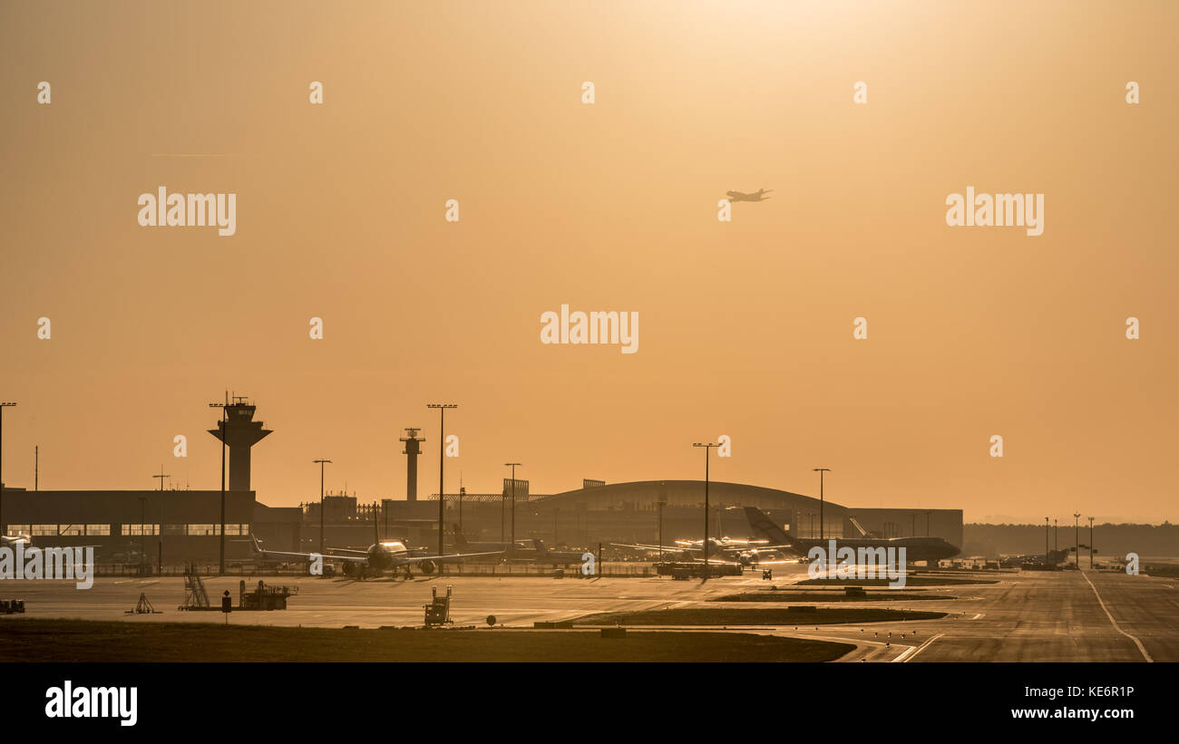 Reisen, Deutschland, Hessen, Frankfurt am Main, Flughafen, Oktober 18. Ein Flieger in der untergehenden Sonne im Gegenlicht. (Foto von Ulrich Roth, ww Stockfoto