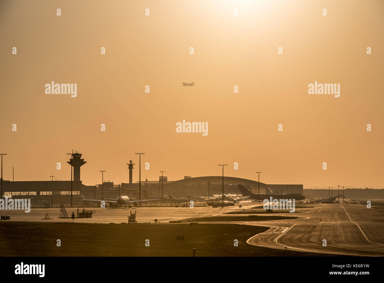 Reisen, Deutschland, Hessen, Frankfurt am Main, Flughafen, Oktober 18. Ein Flieger in der untergehenden Sonne im Gegenlicht. (Foto von Ulrich Roth, ww Stockfoto