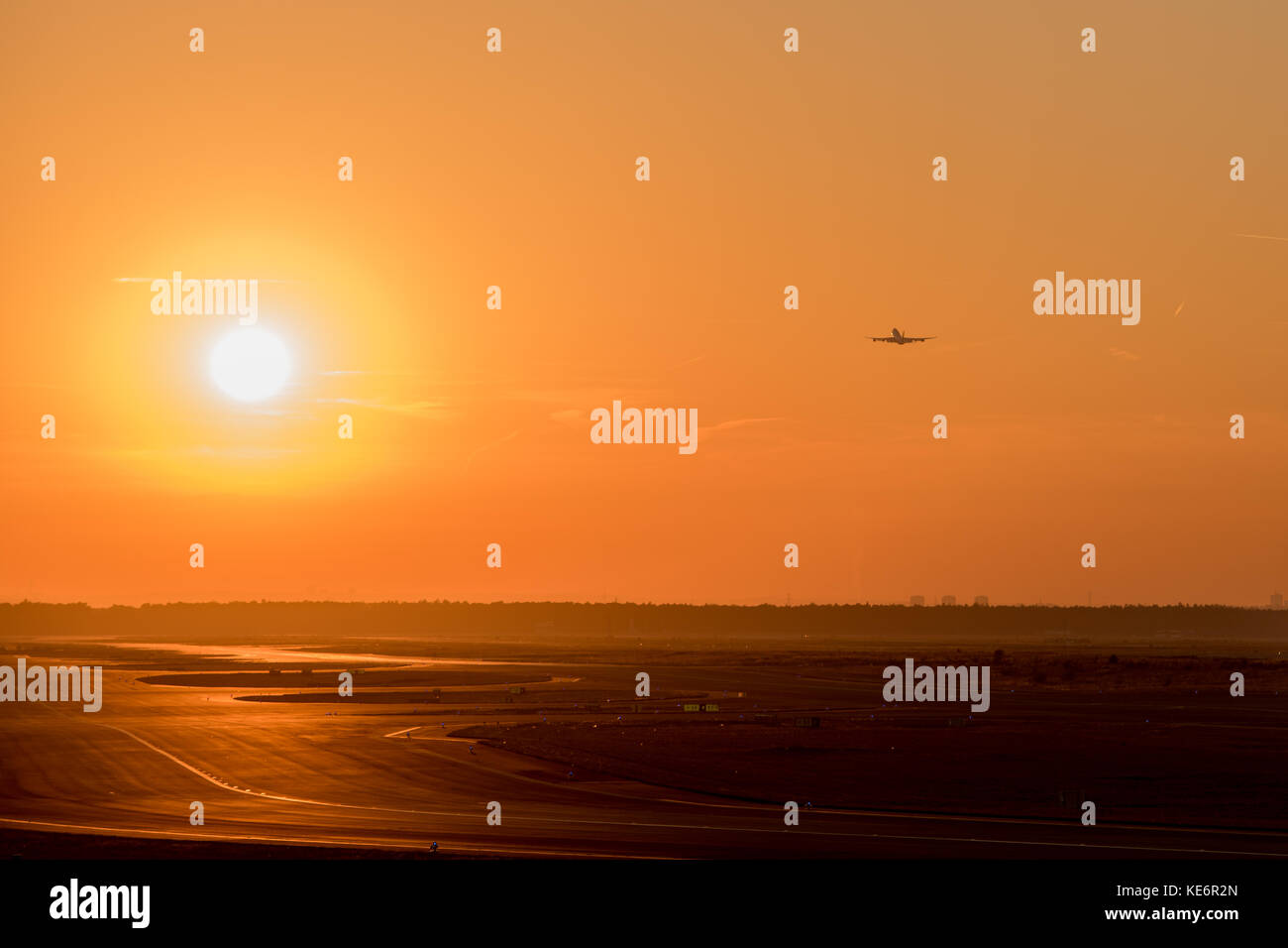 Reisen, Deutschland, Hessen, Frankfurt am Main, Flughafen, Oktober 18. Ein Flieger in der untergehenden Sonne im Gegenlicht. (Foto von Ulrich Roth, ww Stockfoto