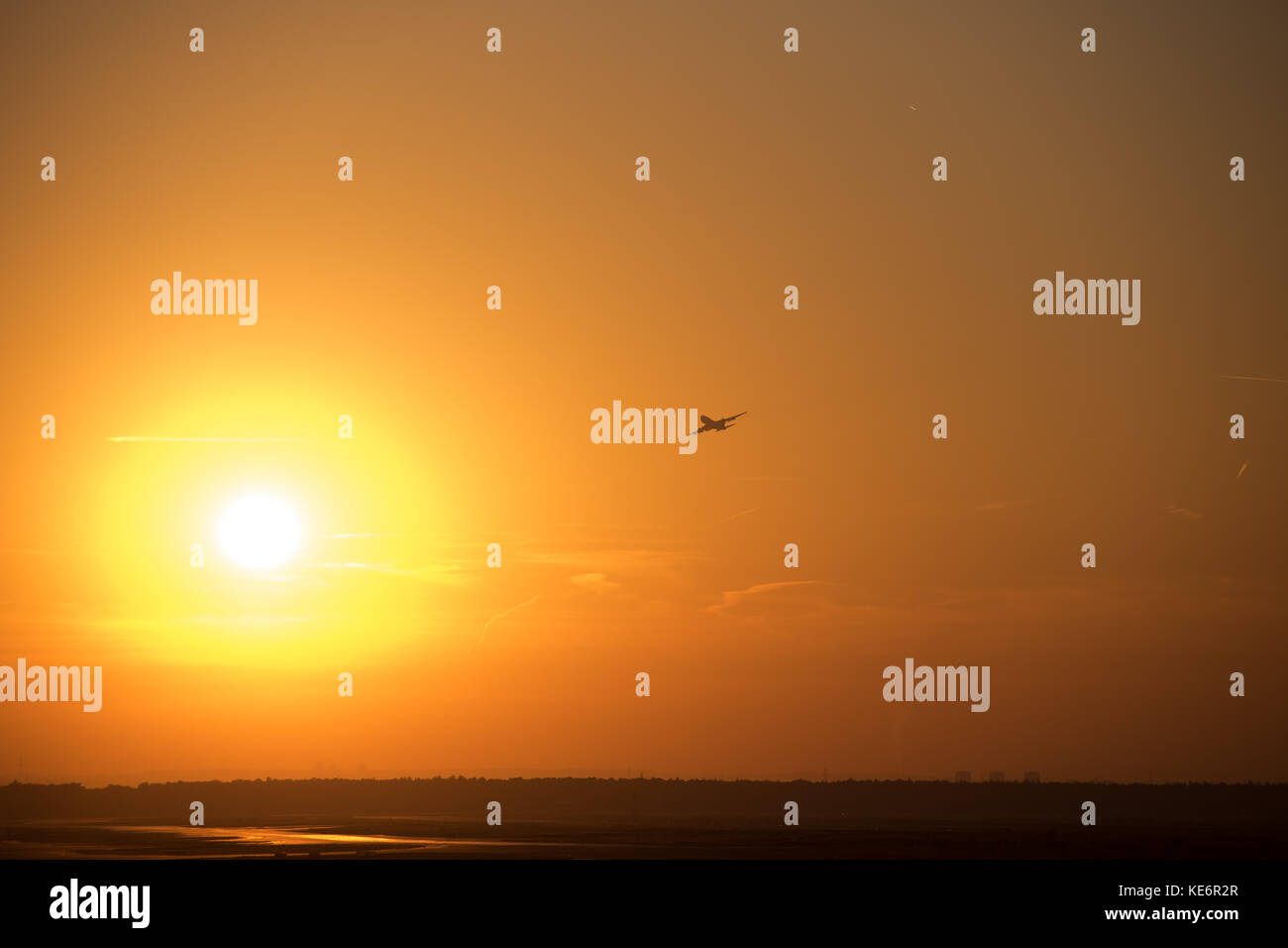 Reisen, Deutschland, Hessen, Frankfurt am Main, Flughafen, Oktober 18. Ein Flieger in der untergehenden Sonne im Gegenlicht. (Foto von Ulrich Roth, ww Stockfoto