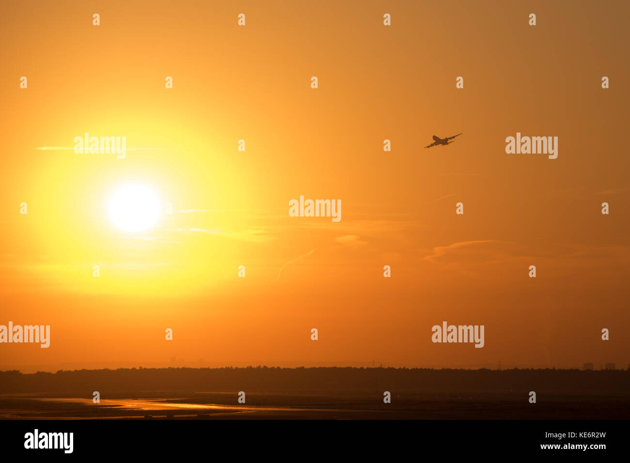 Reisen, Deutschland, Hessen, Frankfurt am Main, Flughafen, Oktober 18. Ein Flieger in der untergehenden Sonne im Gegenlicht. (Foto von Ulrich Roth, ww Stockfoto