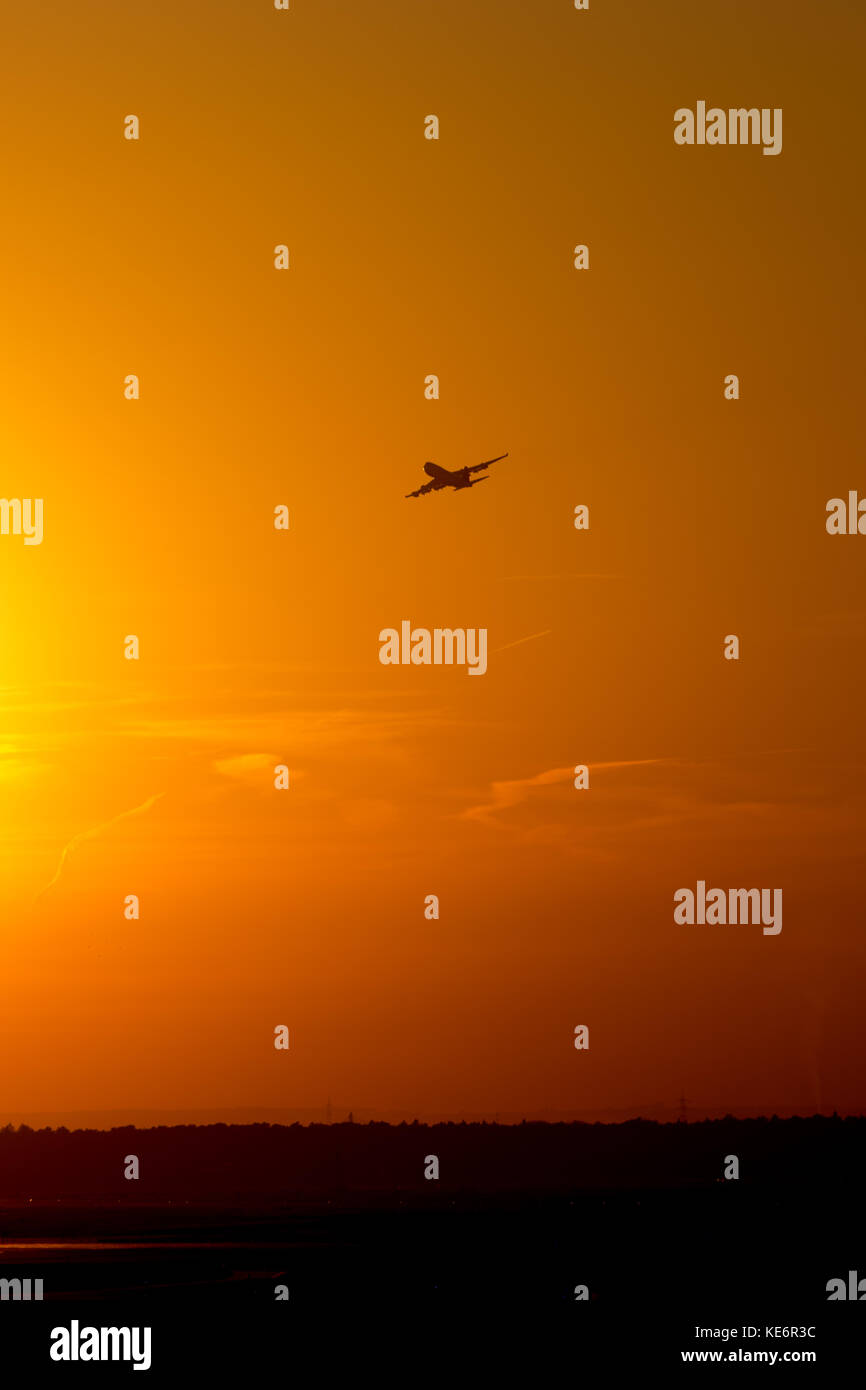 Reisen, Deutschland, Hessen, Frankfurt am Main, Flughafen, Oktober 18. Ein Flieger in der untergehenden Sonne im Gegenlicht. (Foto von Ulrich Roth, ww Stockfoto