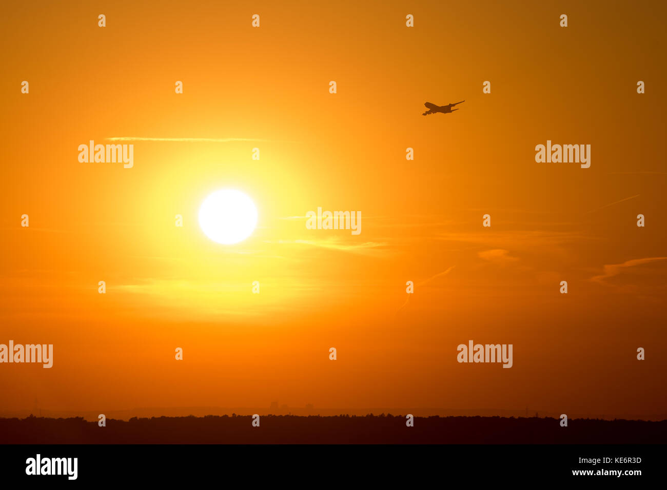 Reisen, Deutschland, Hessen, Frankfurt am Main, Flughafen, Oktober 18. Ein Flieger in der untergehenden Sonne im Gegenlicht. (Foto von Ulrich Roth, ww Stockfoto