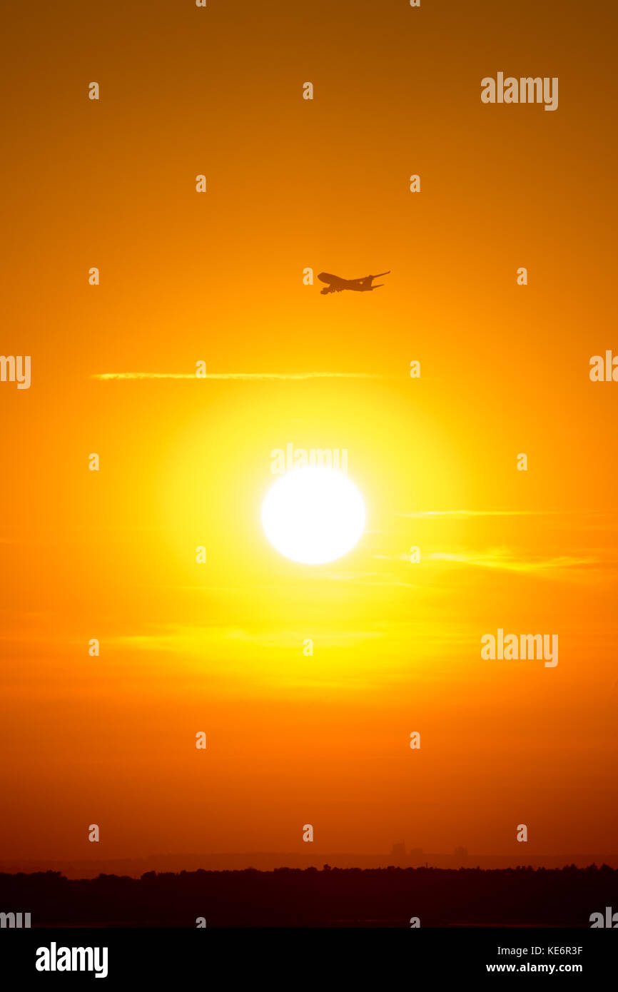 Reisen, Deutschland, Hessen, Frankfurt am Main, Flughafen, Oktober 18. Ein Flieger in der untergehenden Sonne im Gegenlicht. (Foto von Ulrich Roth, ww Stockfoto