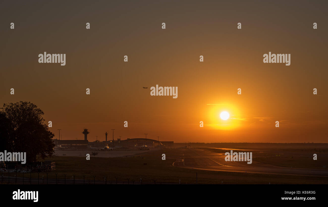 Reisen, Deutschland, Hessen, Frankfurt am Main, Flughafen, Oktober 18. Ein Flieger in der untergehenden Sonne im Gegenlicht. (Foto von Ulrich Roth, ww Stockfoto