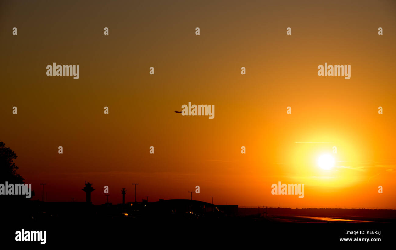Reisen, Deutschland, Hessen, Frankfurt am Main, Flughafen, Oktober 18. Ein Flieger in der untergehenden Sonne im Gegenlicht. (Foto von Ulrich Roth, ww Stockfoto