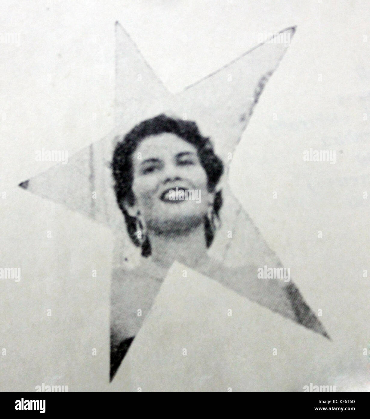 Eine Seite aus einer Publikation oder einem artikel mit Mimi Mariani, möglicherweise eine Figur im Kunst-, Entertainment- oder Kulturbereich, mit einem Schwerpunkt auf Sewindu Perfini, einem Projekt oder Thema, das mit ihrer Arbeit zusammenhängt. Stockfoto