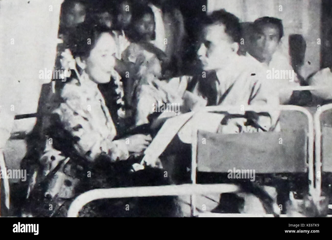 Nurnaningsih bei Preisverleihung Dunia Film 15 Jun 1954 p 17. Stockfoto