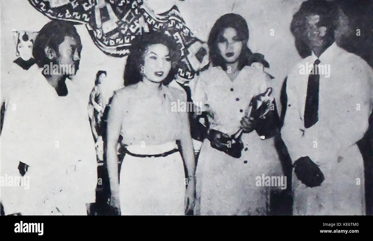 Titien Sumarni, eine einflussreiche indonesische Schauspielerin, erhielt am 1. August 1954 den Dunia Film Award. Diese Anerkennung unterstreicht ihren Beitrag zur indonesischen Filmindustrie und ihren Einfluss auf das Kino in den 1950er Jahren Stockfoto