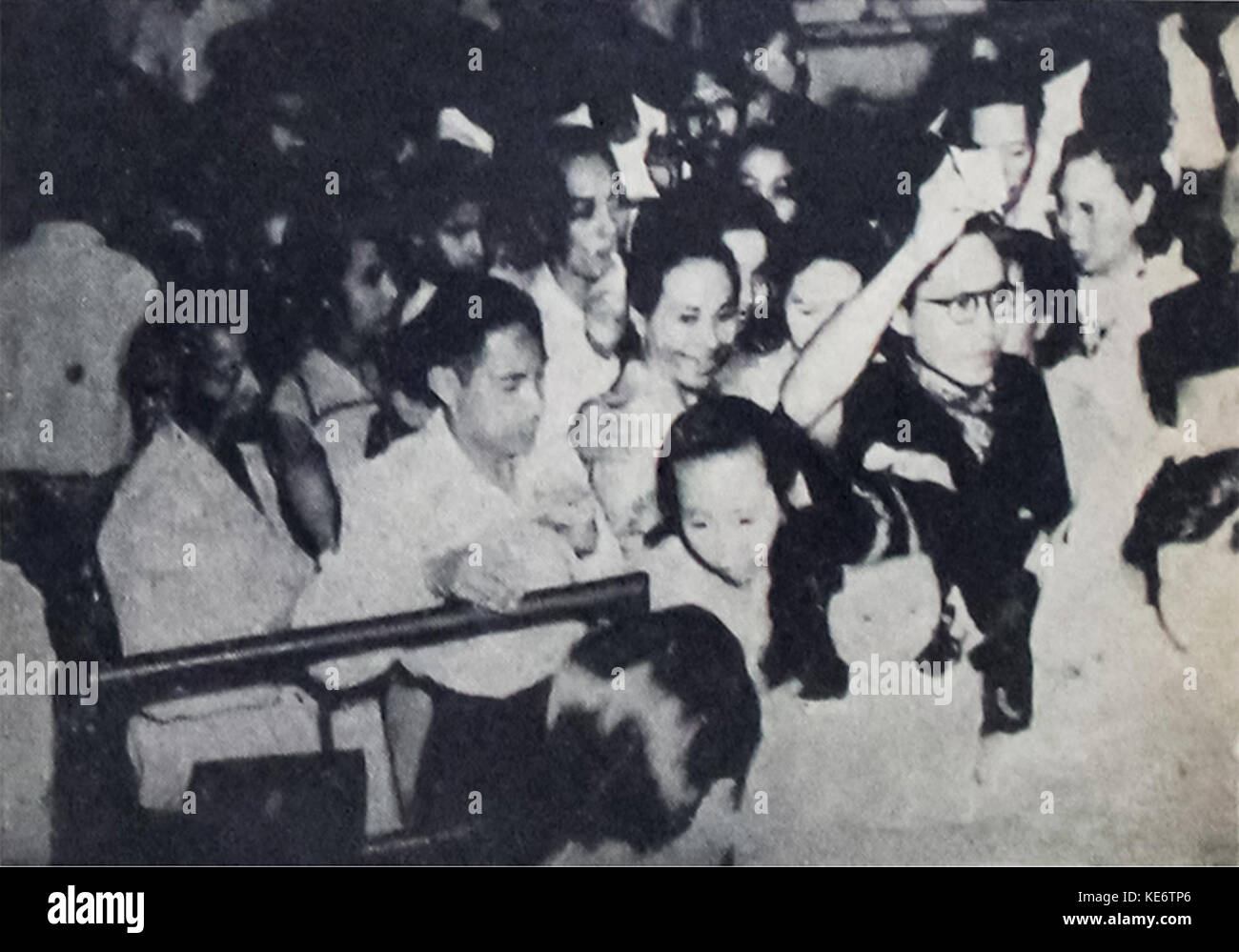 Warteschlange bei Jakarta Art Gebäude Dunia Film 1 Sep 1954 p 17. Stockfoto