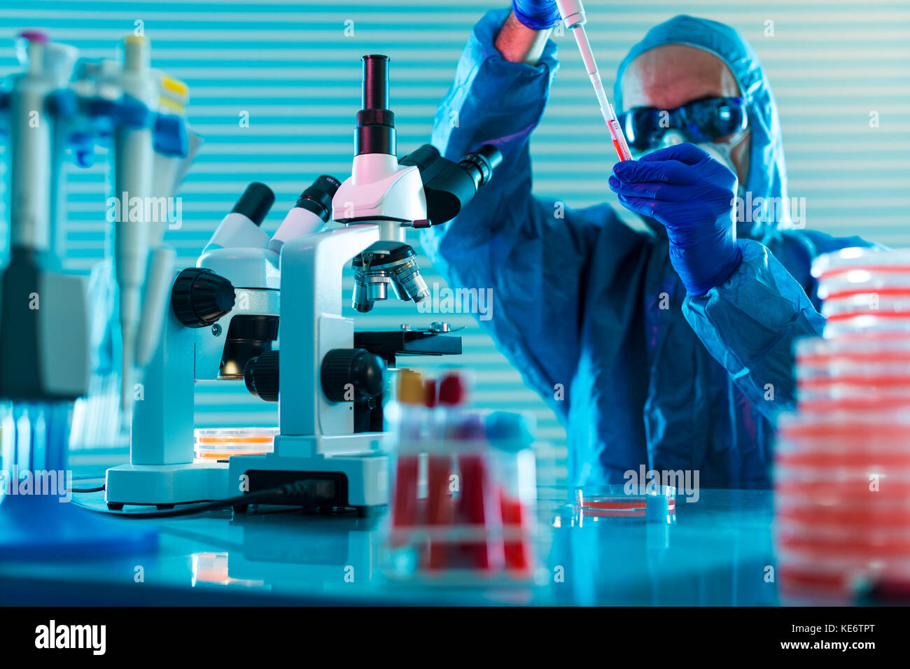 Die Forschung der gefährlichen Viren im Labor. Verhinderung einer Pandemie. ein Wissenschaftler in einem biologischen Schutzanzug arbeitet mit einer Pipette Stockfoto