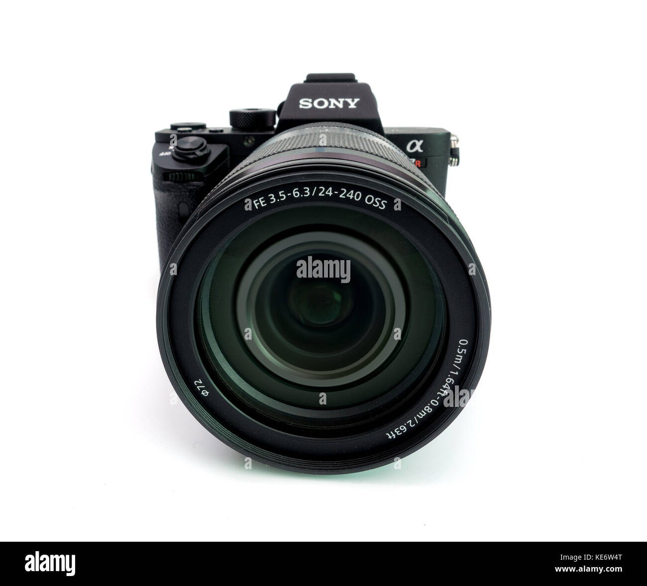 BERLIN, Deutschland - 6. Juni 2016: Sony a7R II Alpha spiegellose schnelle Fokussierung und 4 K-shooting Digitalkamera mit 24-240 mm-Objektiv von Sony Stockfoto
