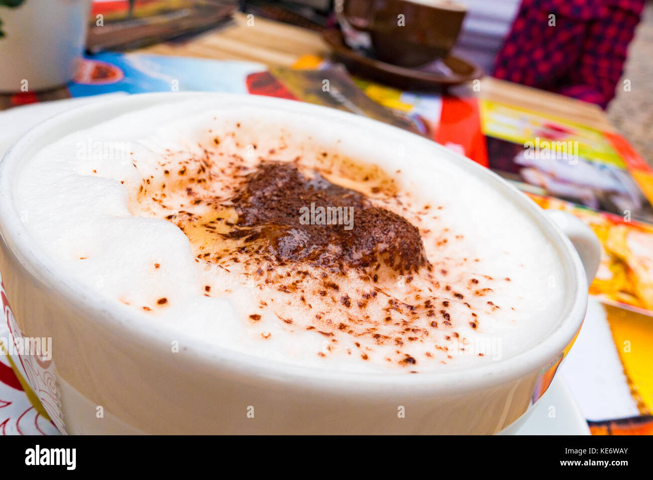 Eine Tasse Cappuccino auf einem Tisch in einem Cafe Stockfoto