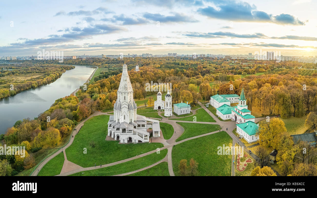 Kirche der Himmelfahrt in Kolomenskoje Park im Herbst Saison (Luftbild), Moskau, Russland Stockfoto