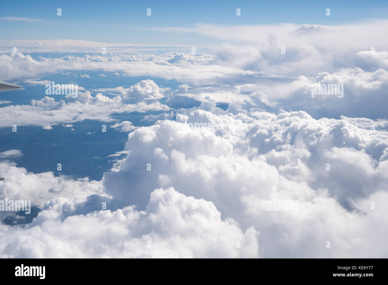 Blauer Himmel mit den Wolken von der Ebene anzeigen Stockfoto