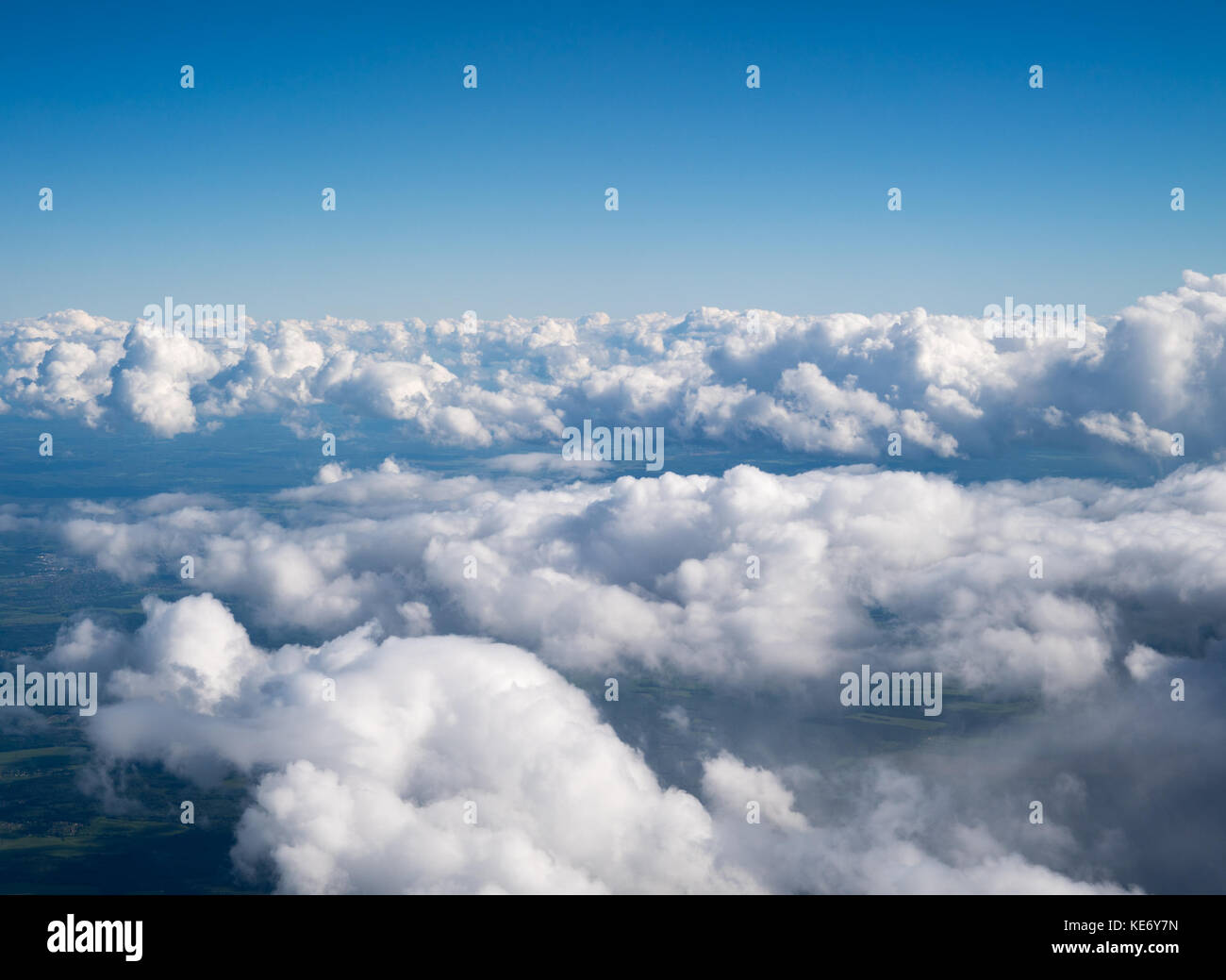 Blauer Himmel mit den Wolken von der Ebene anzeigen Stockfoto