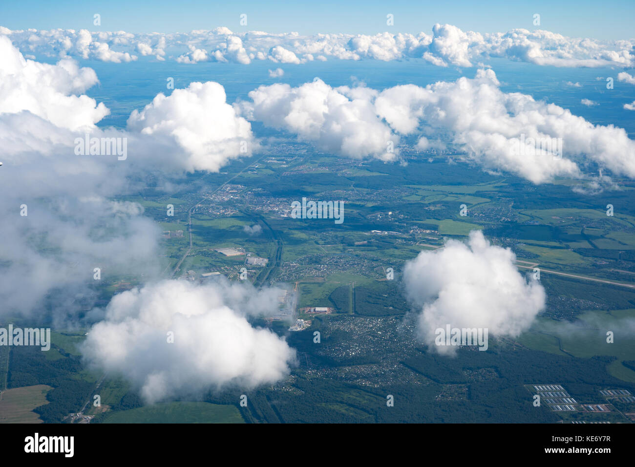 Blauer Himmel mit den Wolken von der Ebene anzeigen Stockfoto