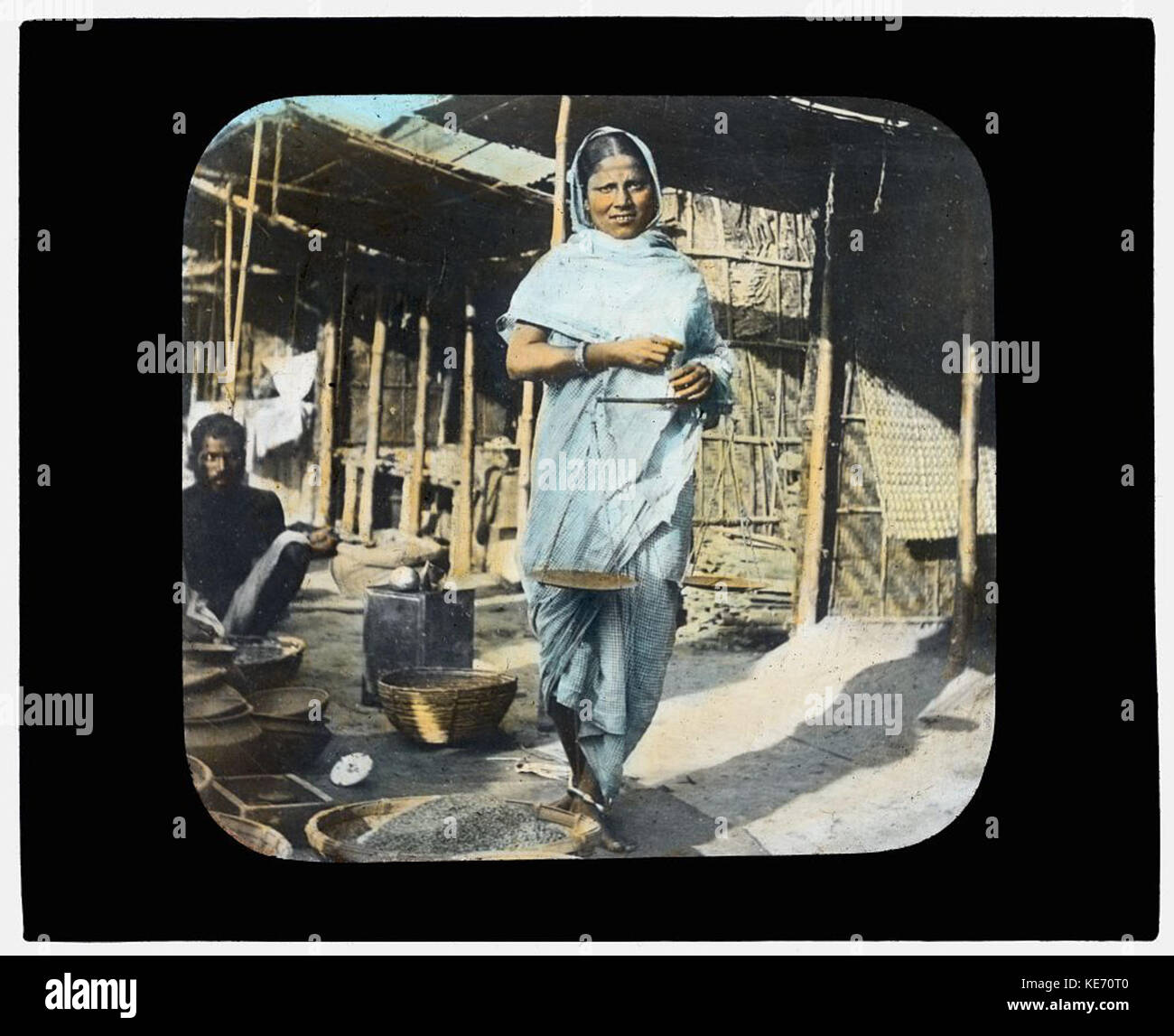 Junge Frau street vendor Holding Messskalen LCCN 2004707709 Stockfoto