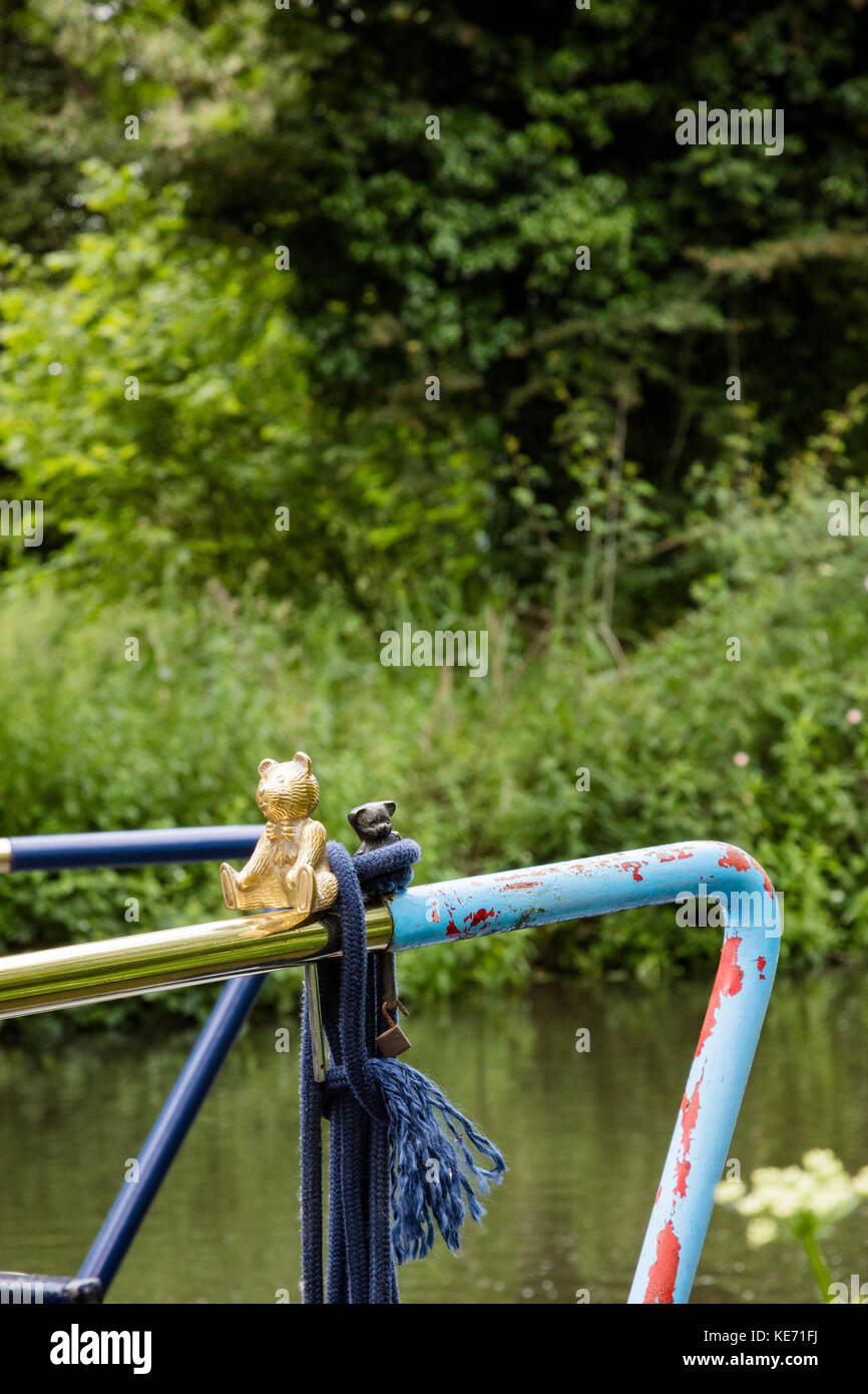Schmale boot Detail einer Lenkstange mit gold Teddybär Figuren auf der Lenkstange, Burghfield, auf dem Fluss Kennet, Berkshire, Großbritannien Stockfoto