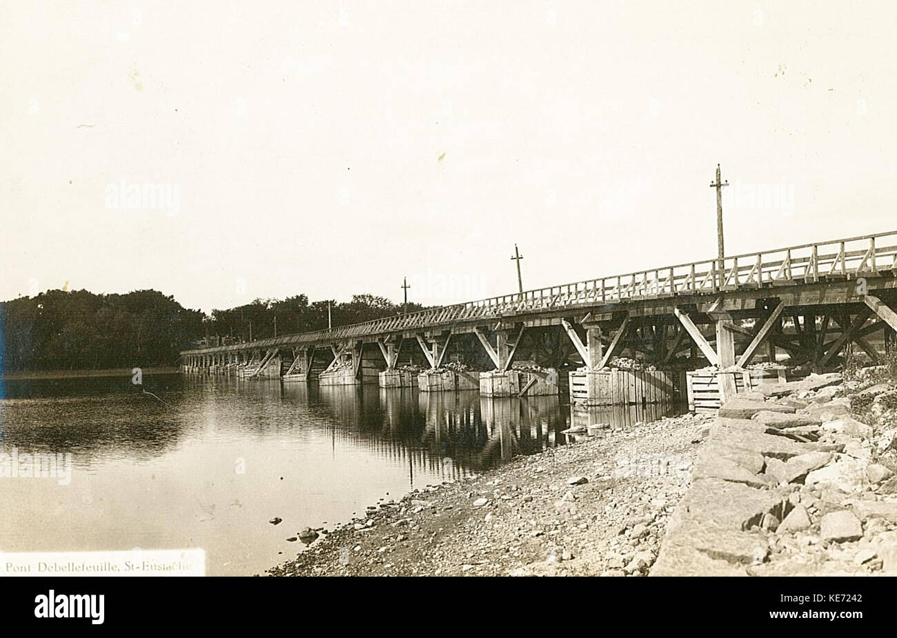Die Pont de Bellefeuille ist eine Brücke in Saint Eustache in Quebec. Sie dient als wichtiges Infrastrukturelement für den Verkehr in der Region und verbindet wichtige Standorte innerhalb der Gemeinde. Stockfoto