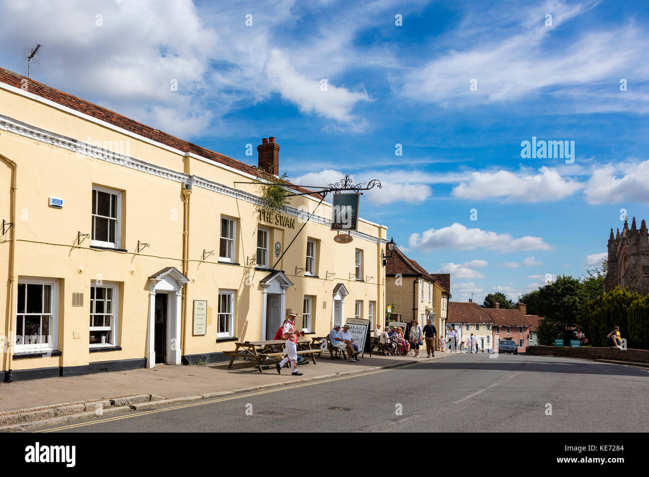 Das Swan Hotel, Watling Street, Thaxted, mit Besuchern außerhalb Trinken an Tabellen und Morris Dancers sammeln Getränke, Essex, Großbritannien Stockfoto