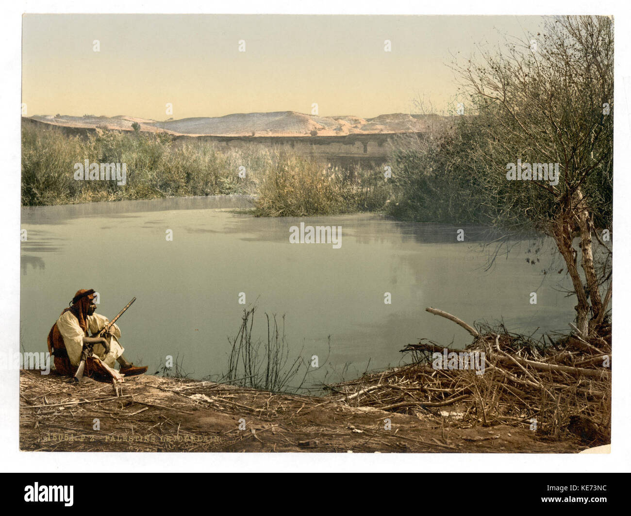 Der Jordan, der sich im Heiligen Land befindet, hat eine religiöse Bedeutung im Christentum, Judentum und Islam. Der Fluss war ein zentraler Ort für religiöse Rituale und historische Ereignisse, insbesondere Taufe und Pilgerfahrten. Stockfoto