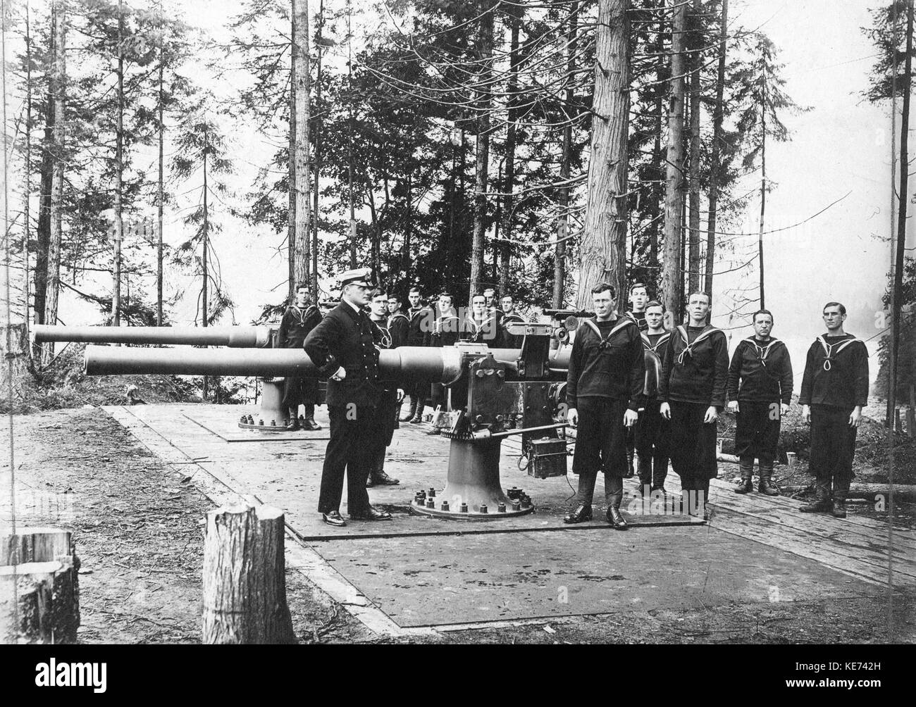 Naval Reserve mit Gewehren im Stanley Park WWI Stockfoto