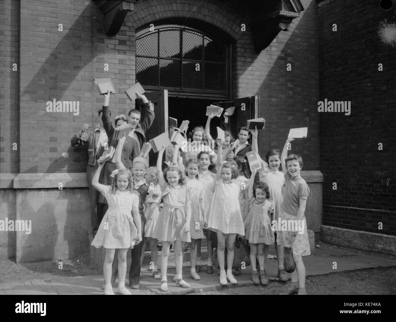 Kinder. School's Out. Edward 7 Schule BNQ P48 S1P 07531 Stockfoto