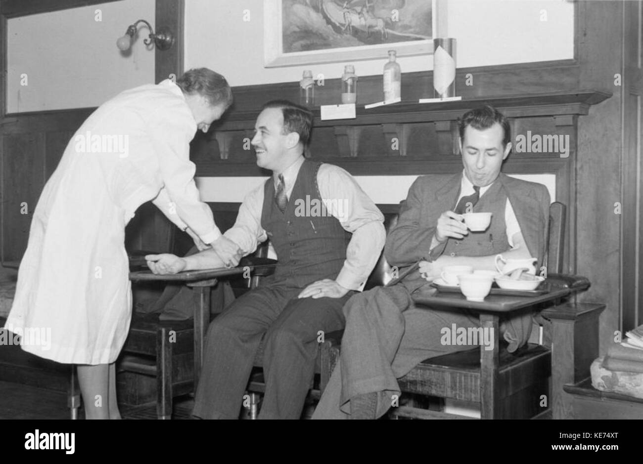 Dieses Bild zeigt Einzelpersonen, die sich nach der Blutspende im Rahmen einer Blutspendekampagne des Roten Kreuzes ausruhen und die Bedeutung humanitärer Bemühungen verdeutlichen. Stockfoto