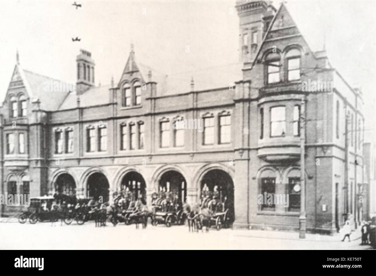 Ein Bild aus der Zeit um 1902, das die Feuerwache Stockport in England zeigt. Das Foto zeigt die Architektur des Gebäudes und möglicherweise die Feuerwehrfahrzeuge oder Feuerwehrleute der damaligen Zeit, die die Feuerwehroperationen des frühen 20. Jahrhunderts widerspiegeln. Stockfoto