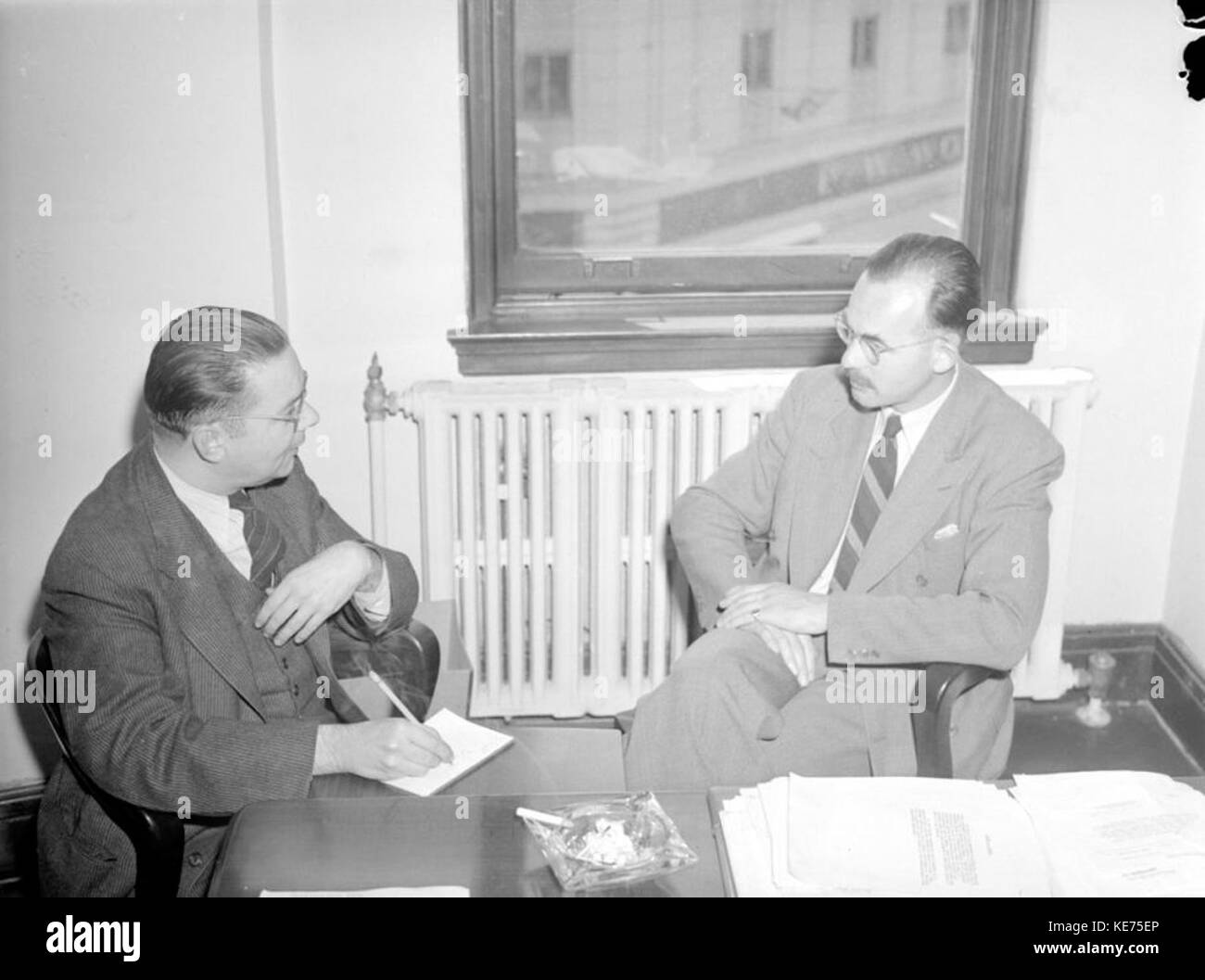 Dieses Dokument des Office National du Film zeigt die Einzelpersonen G. Danis und G. McInnis, die Schlüsselfiguren der kanadischen Filmindustrie festhalten. Sie spiegelt ihren Beitrag zu den Anfängen der Filmproduktion in Kanada wider. Stockfoto