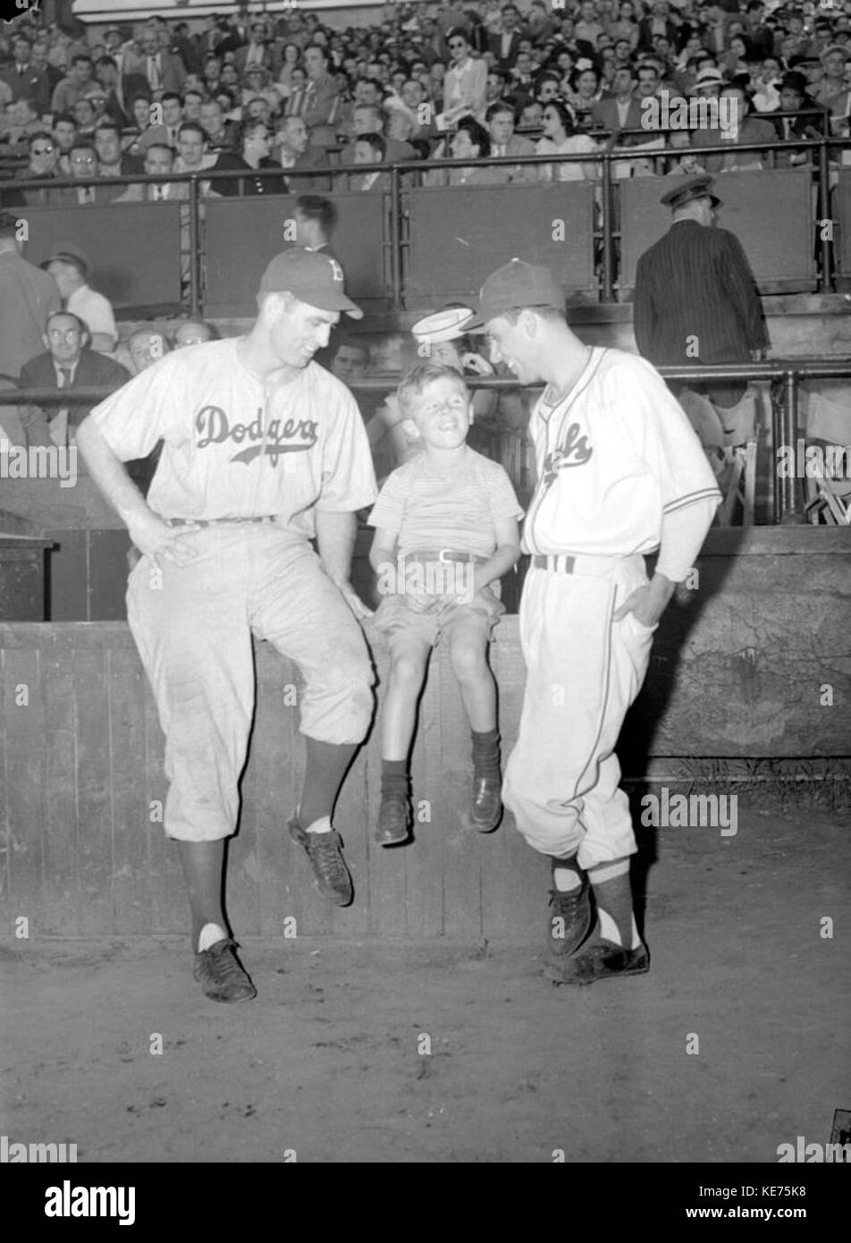 Dieses historische Bild zeigt einen Baseball-Moment mit den Spielern Hugh Casey und J.P. Roy, die während eines Spiels aufgenommen wurden. Das Foto zeigt die Kultur des Sports zu Beginn des 20. Jahrhunderts und zeigt die Action im Baseball, einem wichtigen Moment in der Geschichte des Sports. Das Bild ist Teil einer Archivsammlung bei BAnQ, die einen Einblick in die frühe Baseballgeschichte bietet. Stockfoto