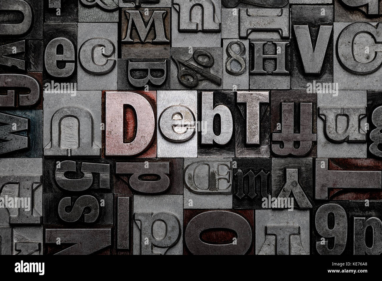 Das Wort Schulden aus alten Metall buchdruck Buchstaben Stockfoto