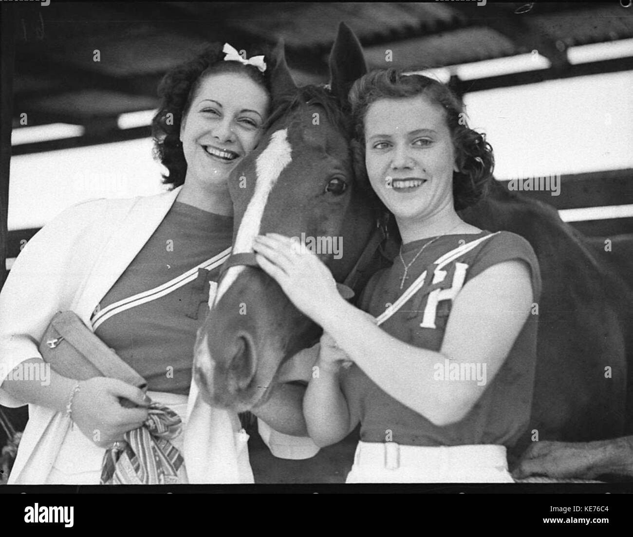 Dieses Foto zeigt die Mädchen der Hollywood Hotel Revue Company bei den Kembla-Rennen, aufgenommen für Fullers Theatres Ltd Es spiegelt die Unterhaltungs- und Kulturszene dieser Zeit wider und unterstreicht die lebendige Theaterindustrie. Stockfoto